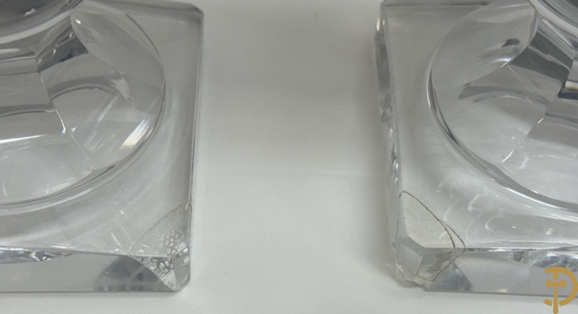 Helder kristallen geslepen coupe + 2 dragoirs in kristal gefacetteerd + 3 kristallen vazen + glazen vaas