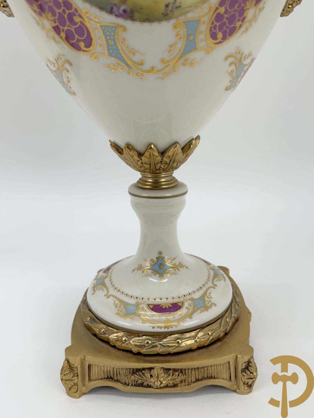 Paar porseleinen Sèvres stijl dekselpotiches met dubbel bedrukt romantisch decor en bezet met bronzen ornamenten