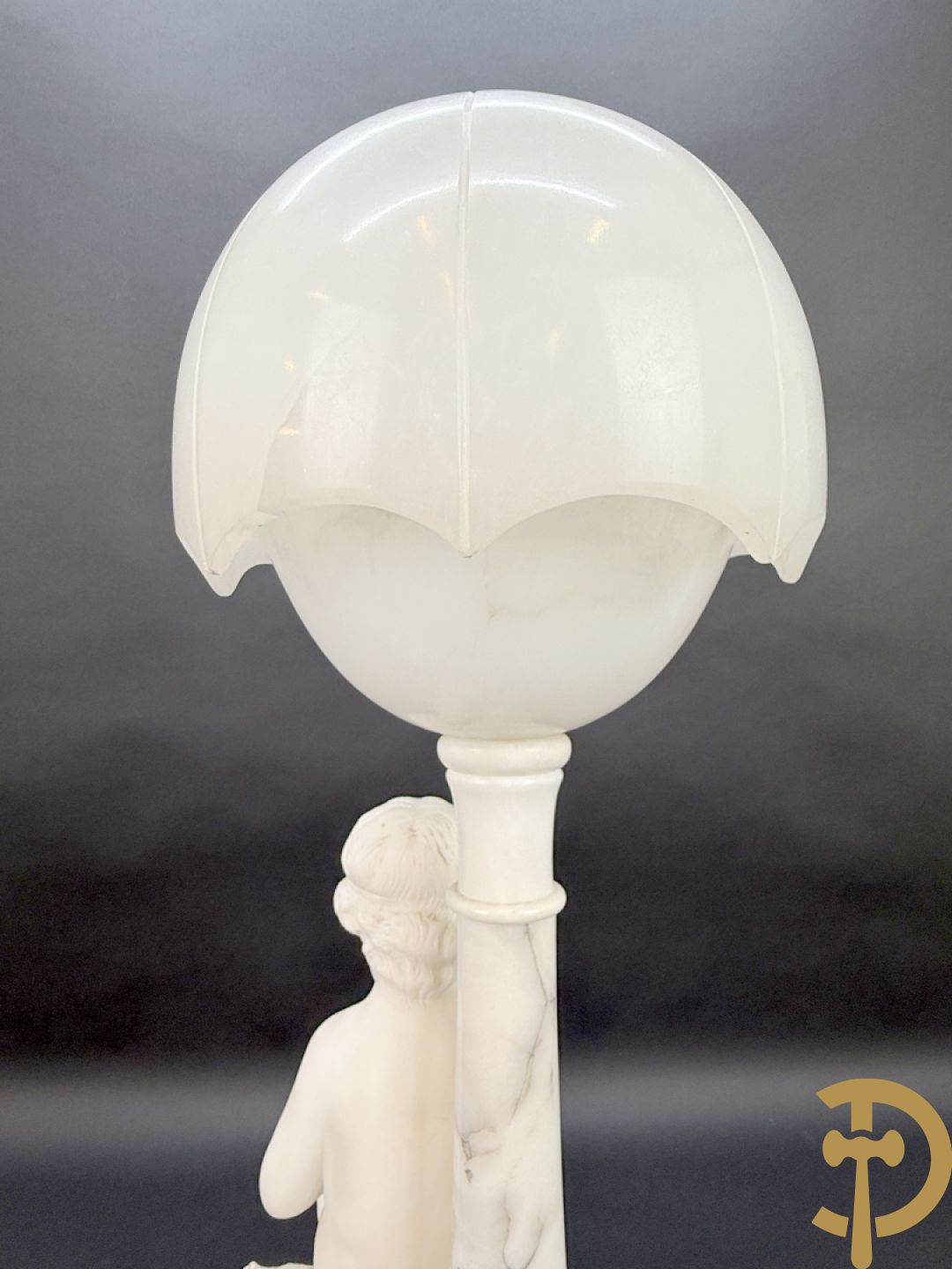 Albast beeld van jongen met boek en lamp