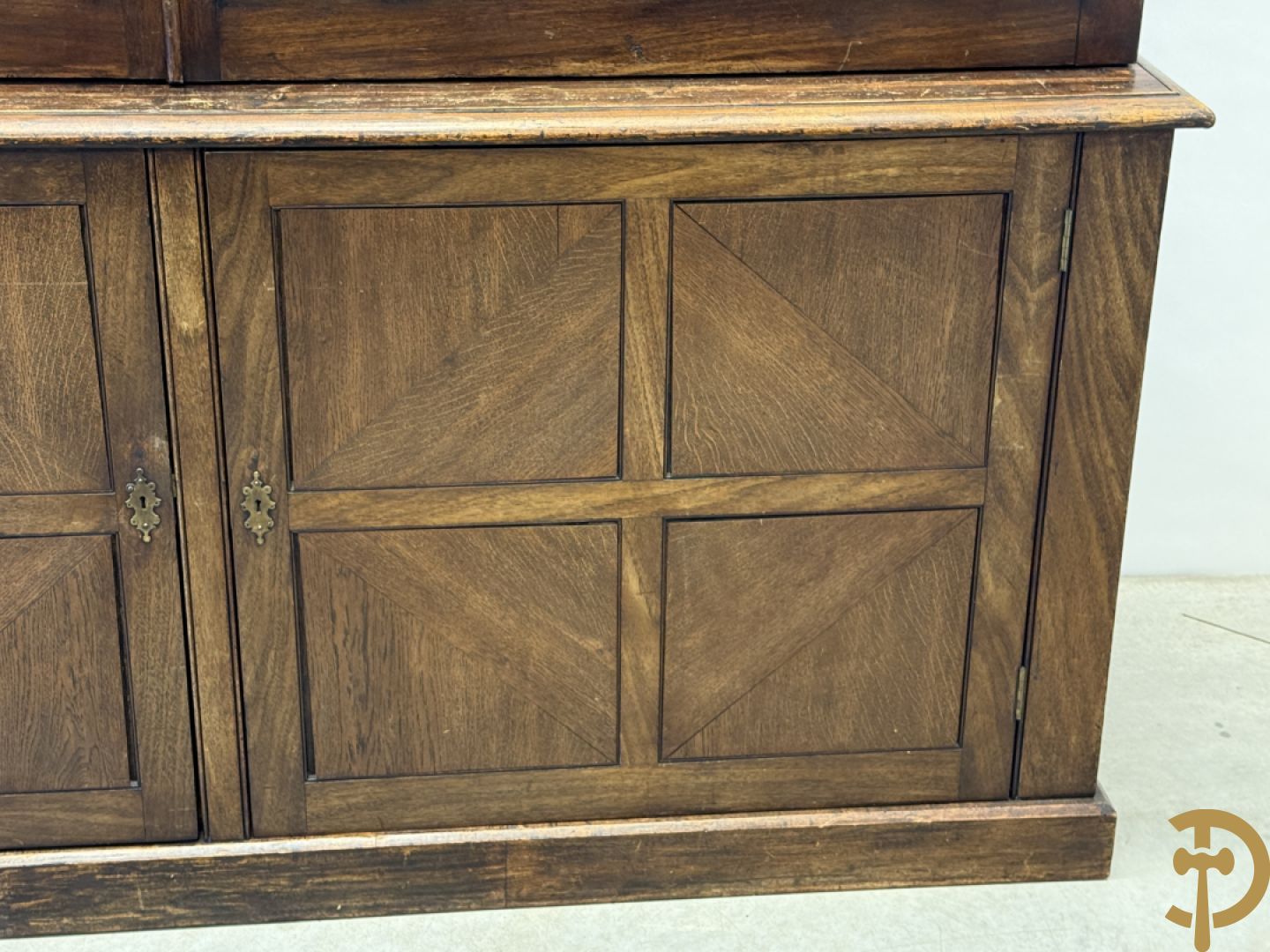 Grote kast met tweedeursvitrine bovenaan en beneden met 2 gesloten deuren - combinatie van eik, mahonie en notelaar