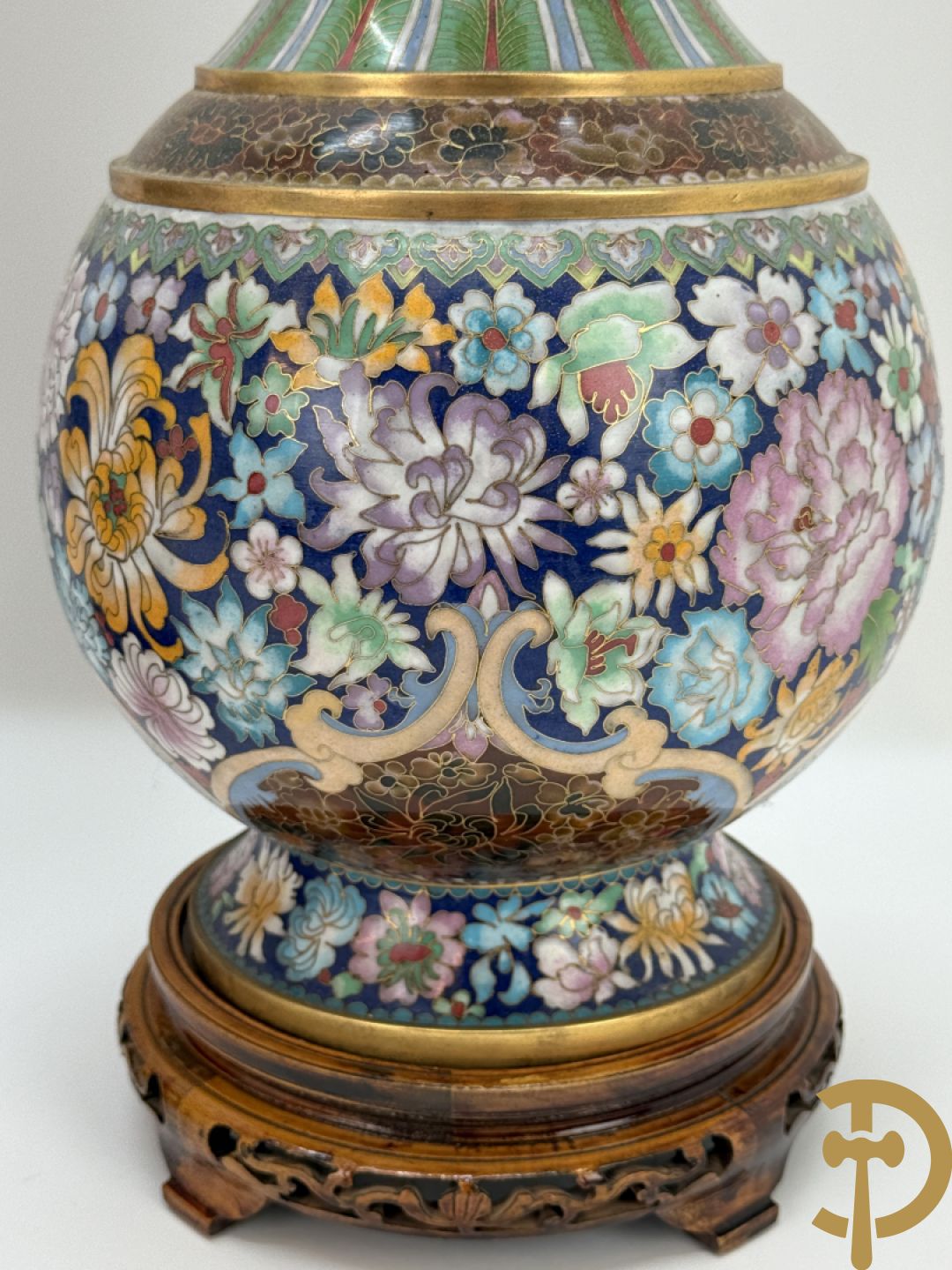 Paar cloisoné vazen met kleurrijk bloemendecor op houten sokkel