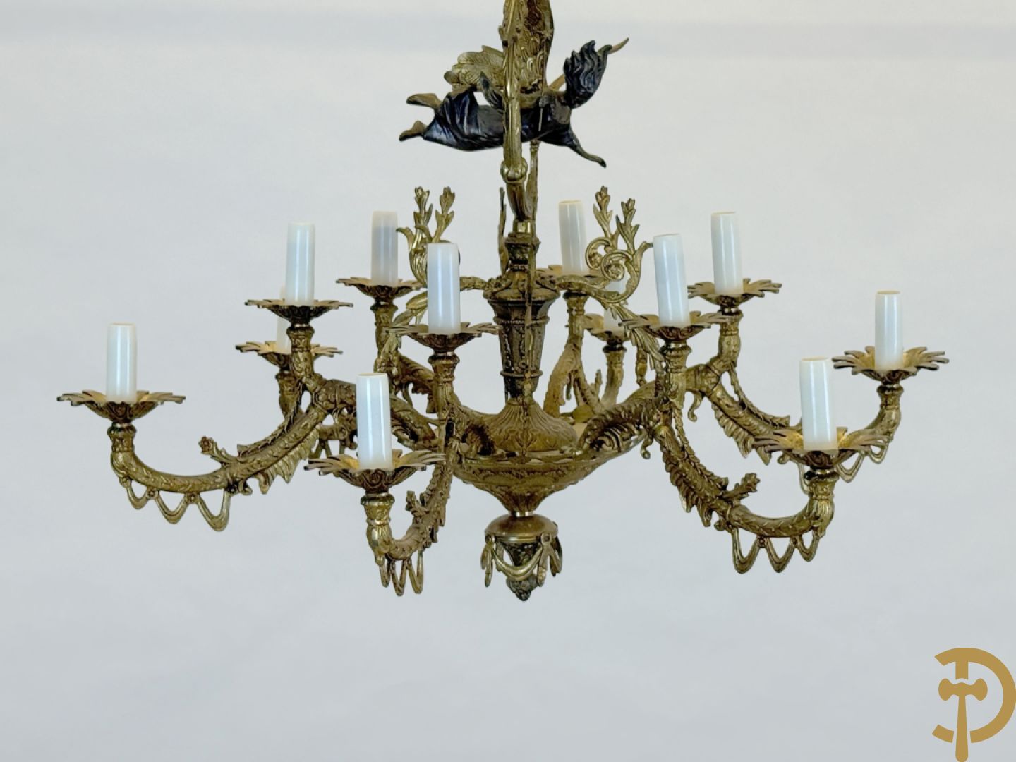 Koperen twaalfarmige luchter bezet met fee