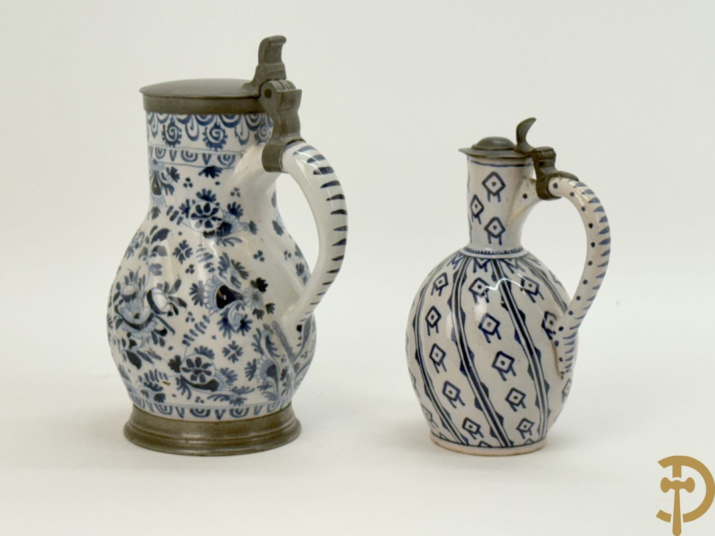 Delftse schenkkan met beschilderd bloemendecor en tinnen deksel + schenkkan in Delftse stijl, gemerkt onderaan BFK 66