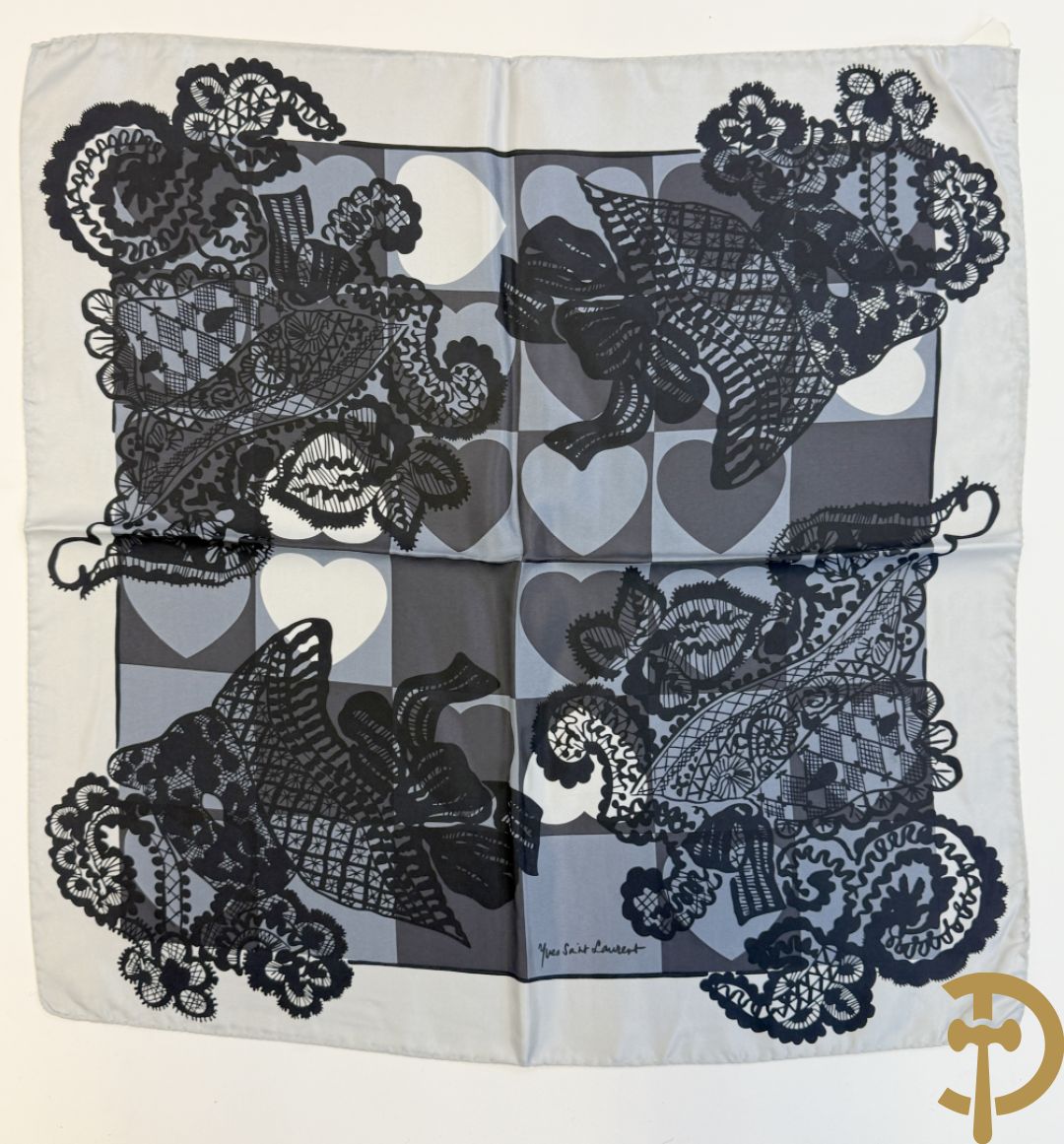 Vier foulards Yves Saint Laurent (nooit gedragen komt uit winkel restant)