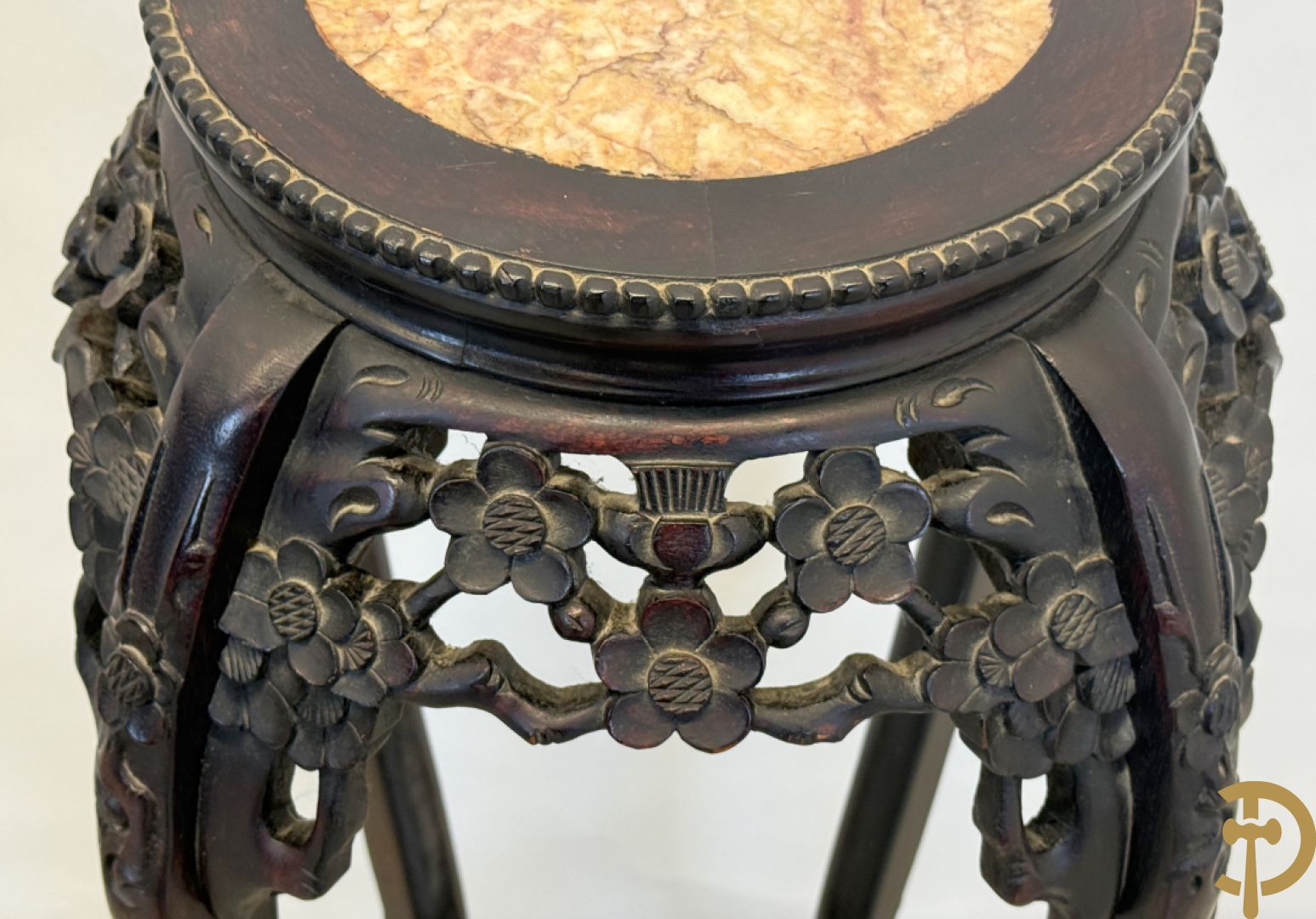 Paar hoge Chinese handgesculpteerde staanders met bloemen