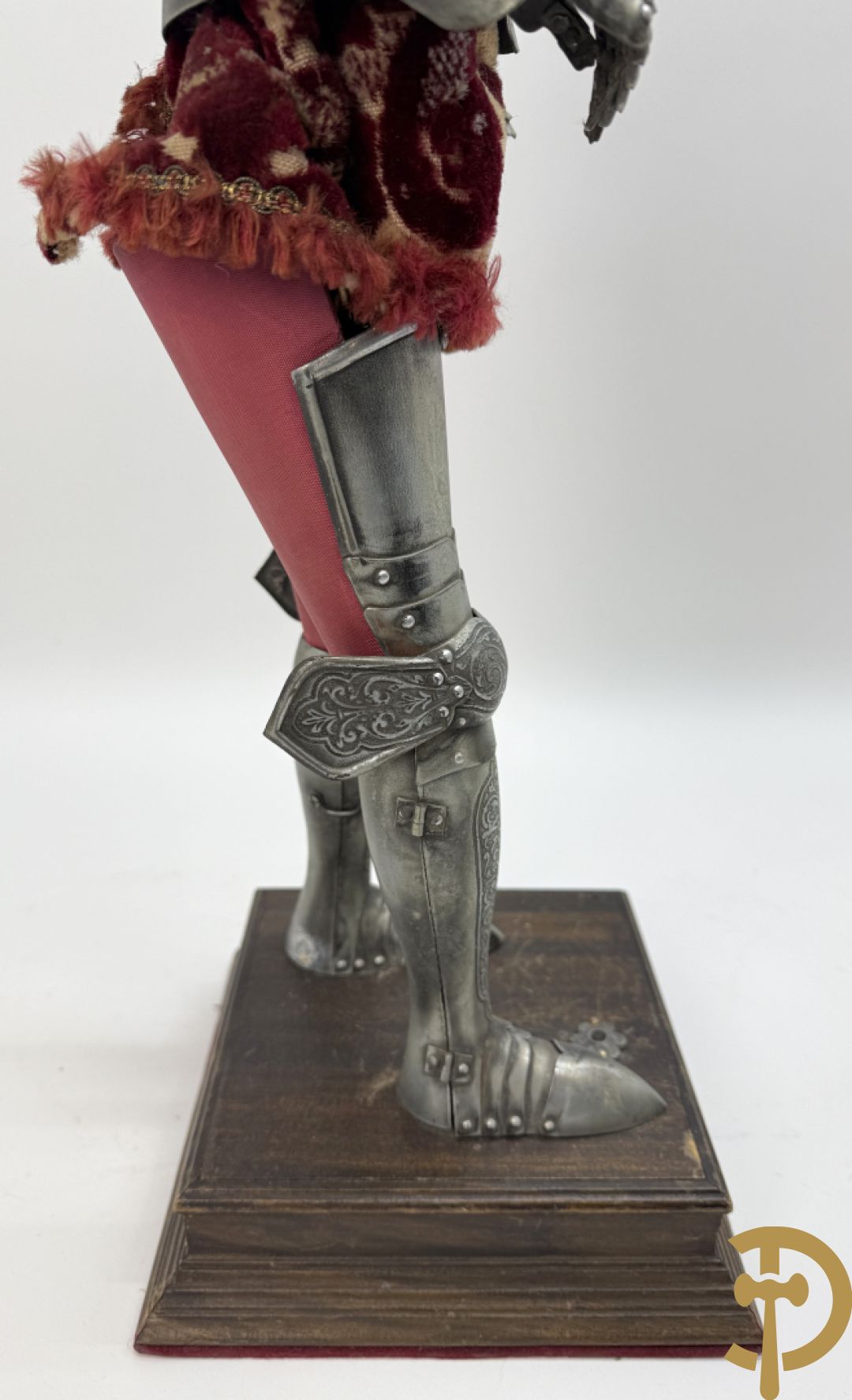 Miniatuur harnas met terra cotta hoofdje in helm op houten voet