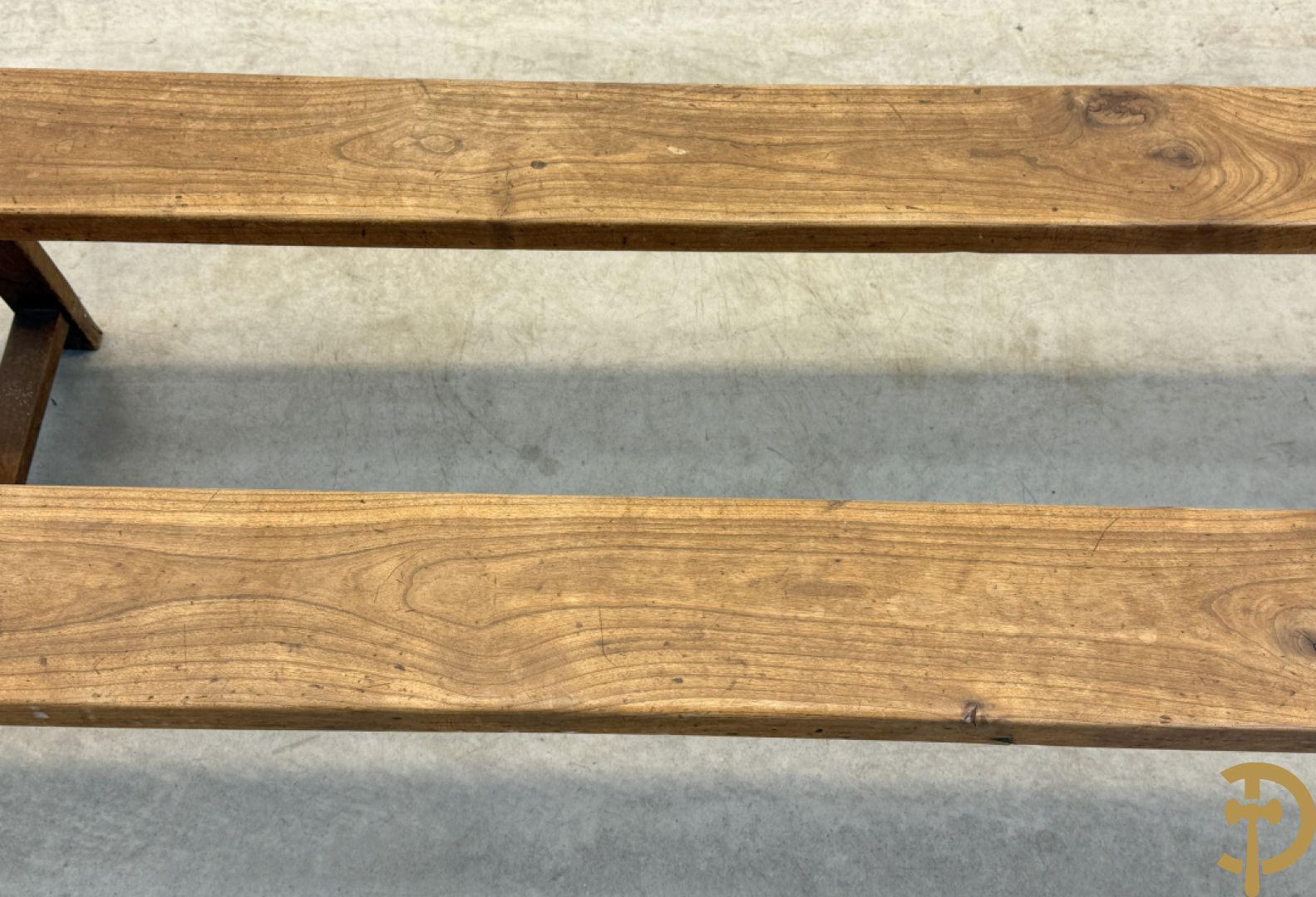 Paar lange eiken kloosterbanken