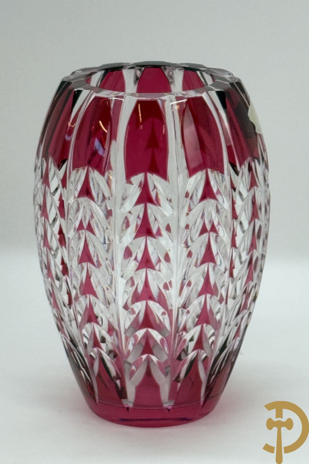 Rood gekleurde handgeslepen Val-Saint-Lambert vaas