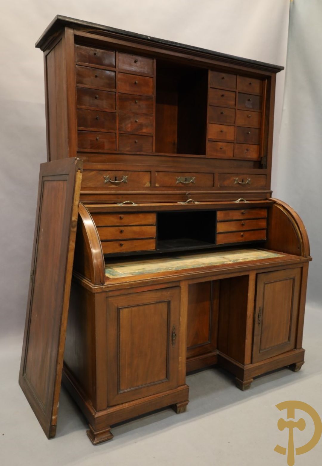 Imposant notelaren cilinderbureau met bovenbouw met ingemaakte lades, cilinderklep en uittrekbaar schrijfblad - drie deuren onderaan - 19e