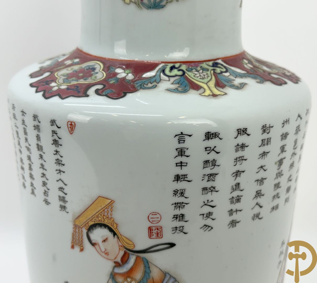 Paar porseleinen Chinese vazen met decor van personages en Chinese tekens, handgekleurd