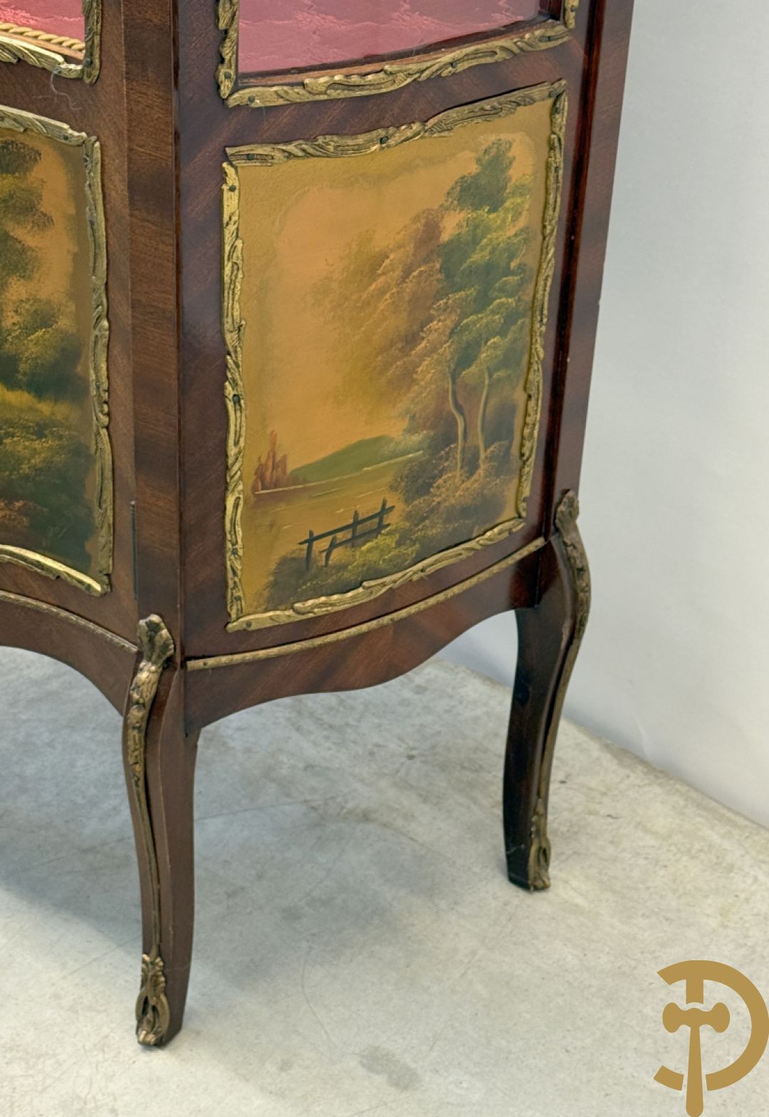 Notelaren gebombeerde Louis XV vitrine met handbeschilderde romantische taferelen en bezet met bronsbeslag