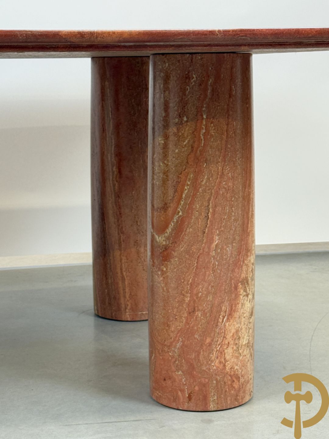 Geaderde marmeren Cassina tafel op 4 cilindervormige poten Mario Bellini