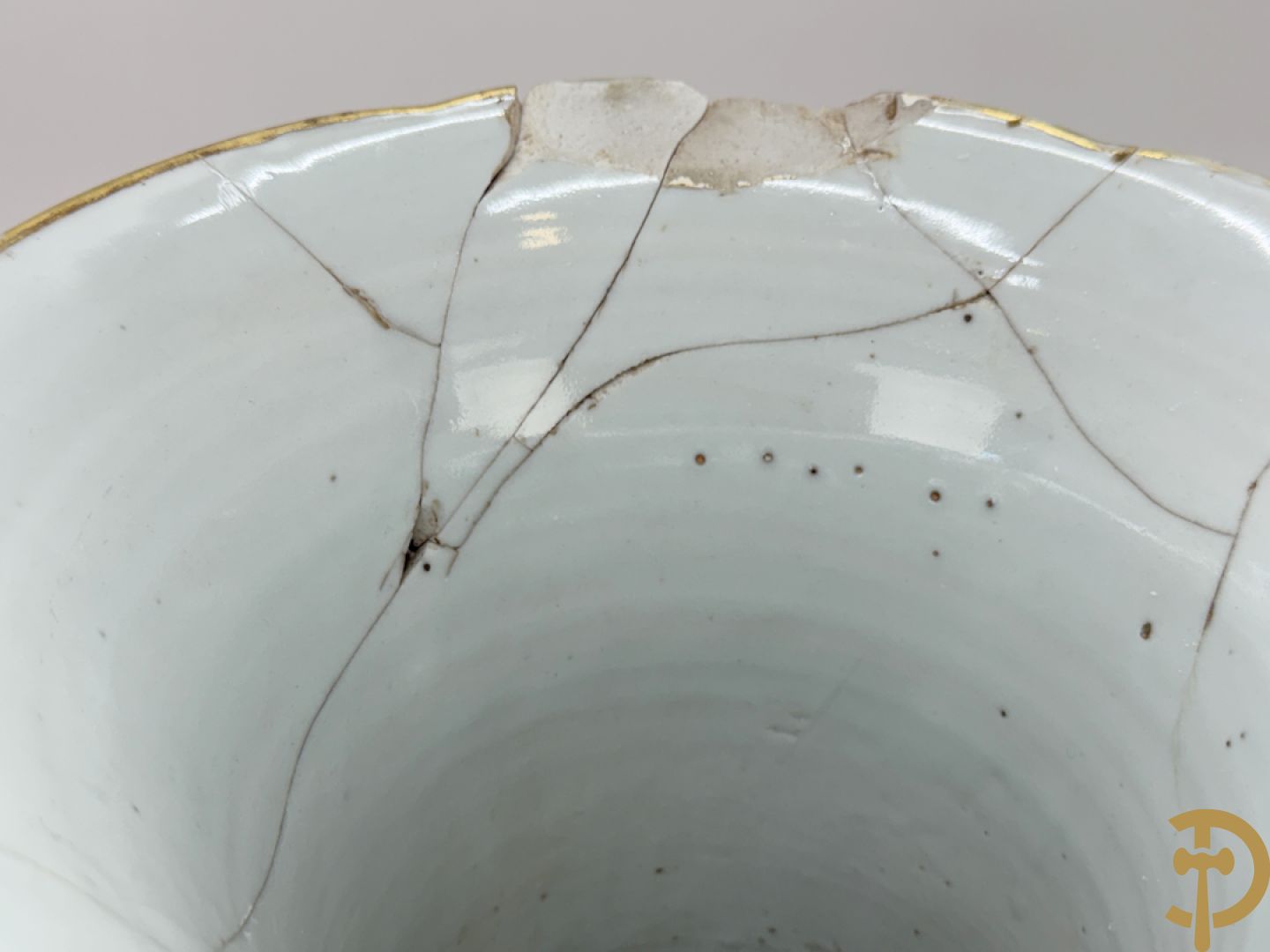 Antieke Chinese Gu vaas met geschenkendecor op zwarte fond