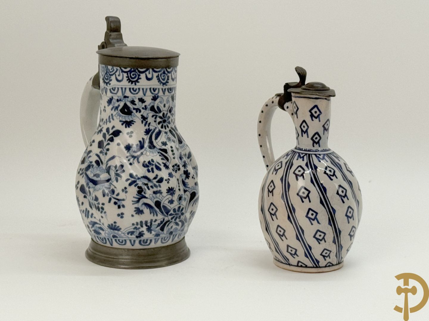 Delftse schenkkan met beschilderd bloemendecor en tinnen deksel + schenkkan in Delftse stijl, gemerkt onderaan BFK 66