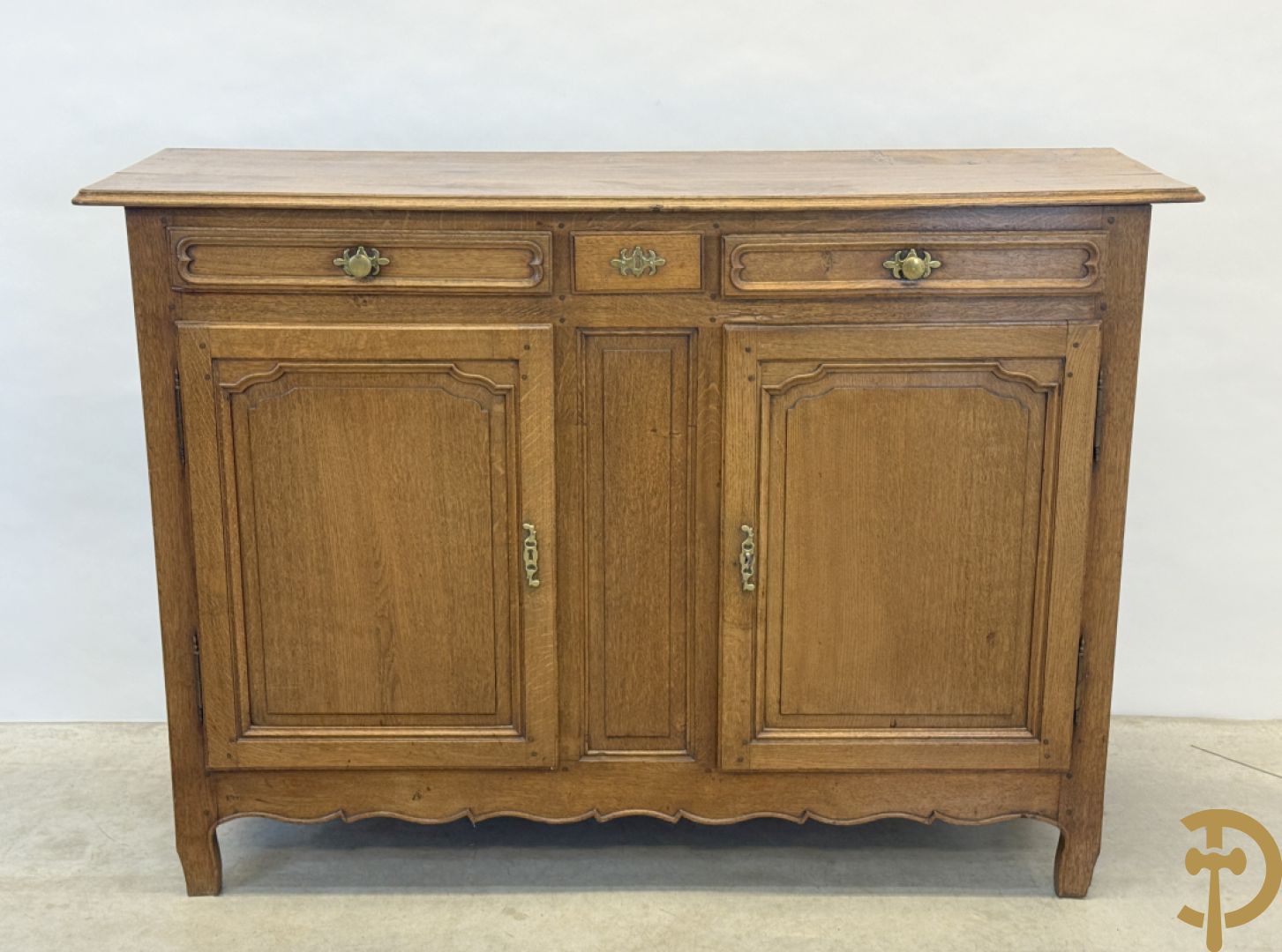 Vlaamse eiken tweedeursdresse met 3 lades en afgestoken panelen