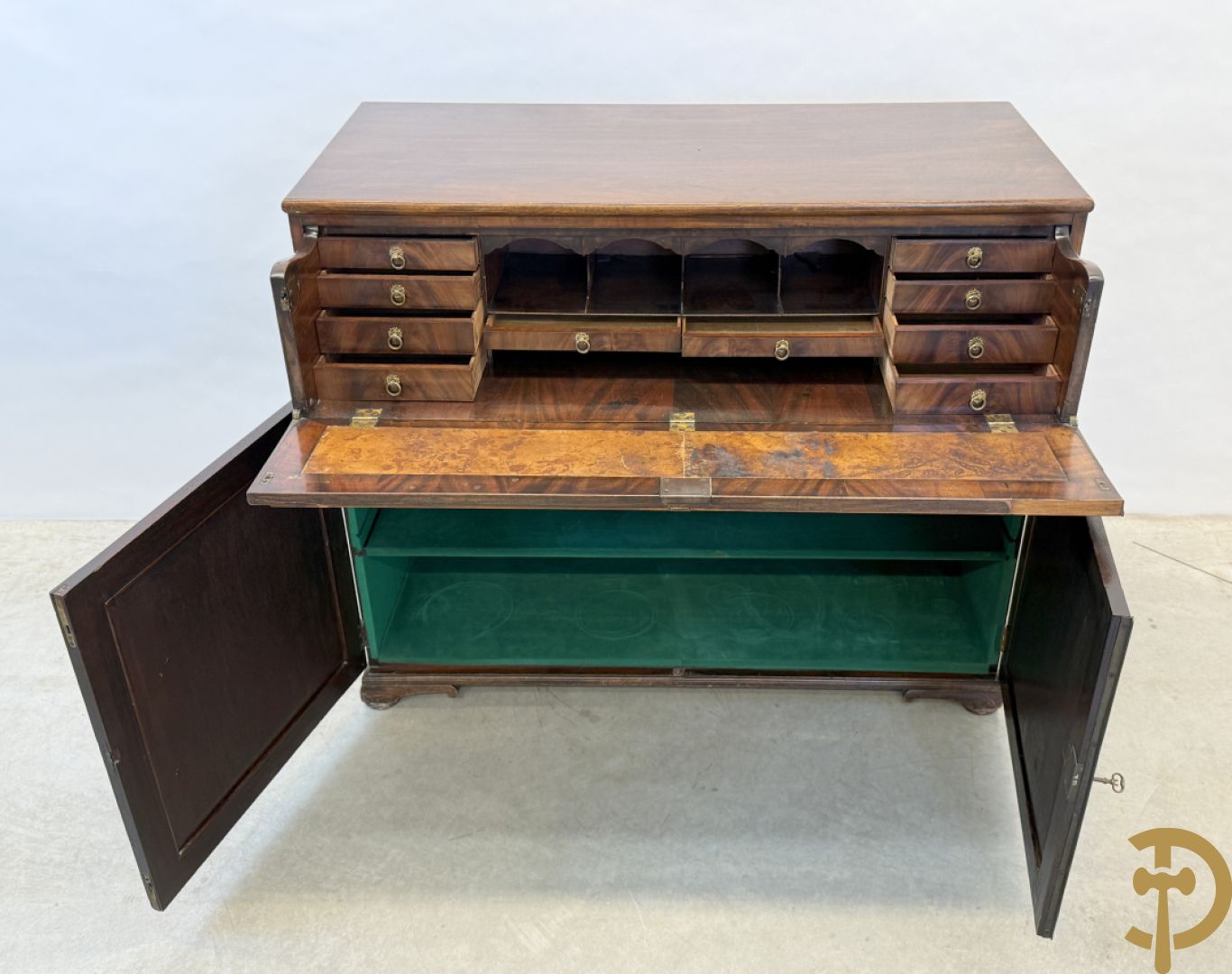 Engelse mahoniehouten tweedeursdresse met ingebouwde secretaire bovenaan
