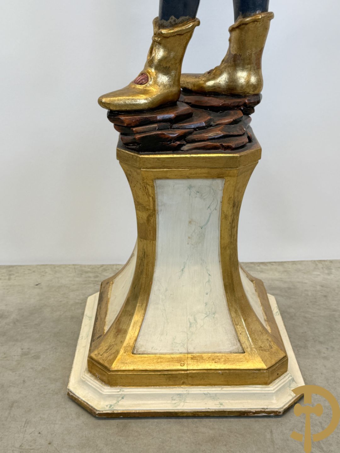 Gepolychromeerde staande moor in Victoriaanse kledij, met opdienschaal, op sokkel - Italiaans