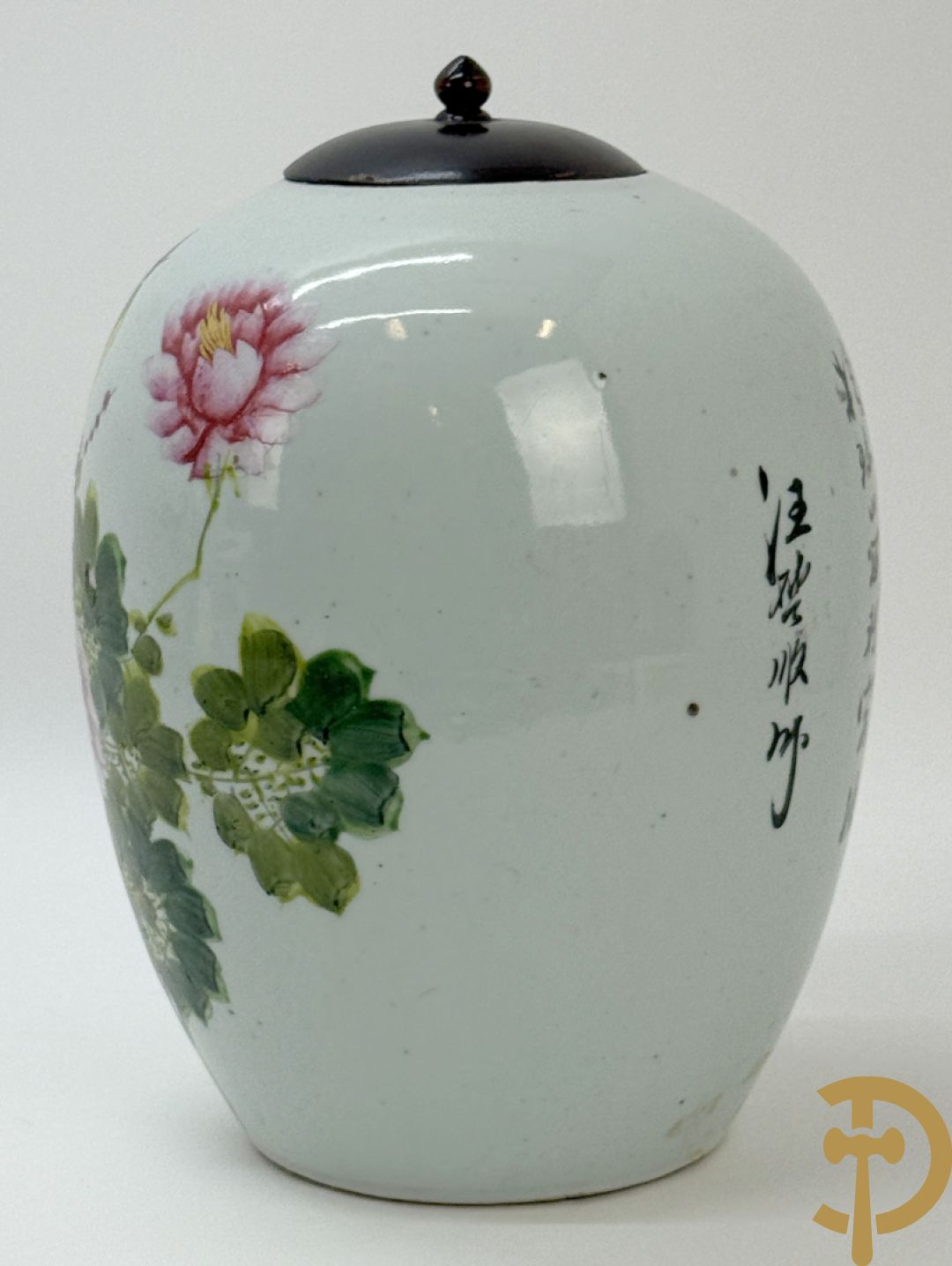 Chinese porseleinen cachepot met decor van dames en kind