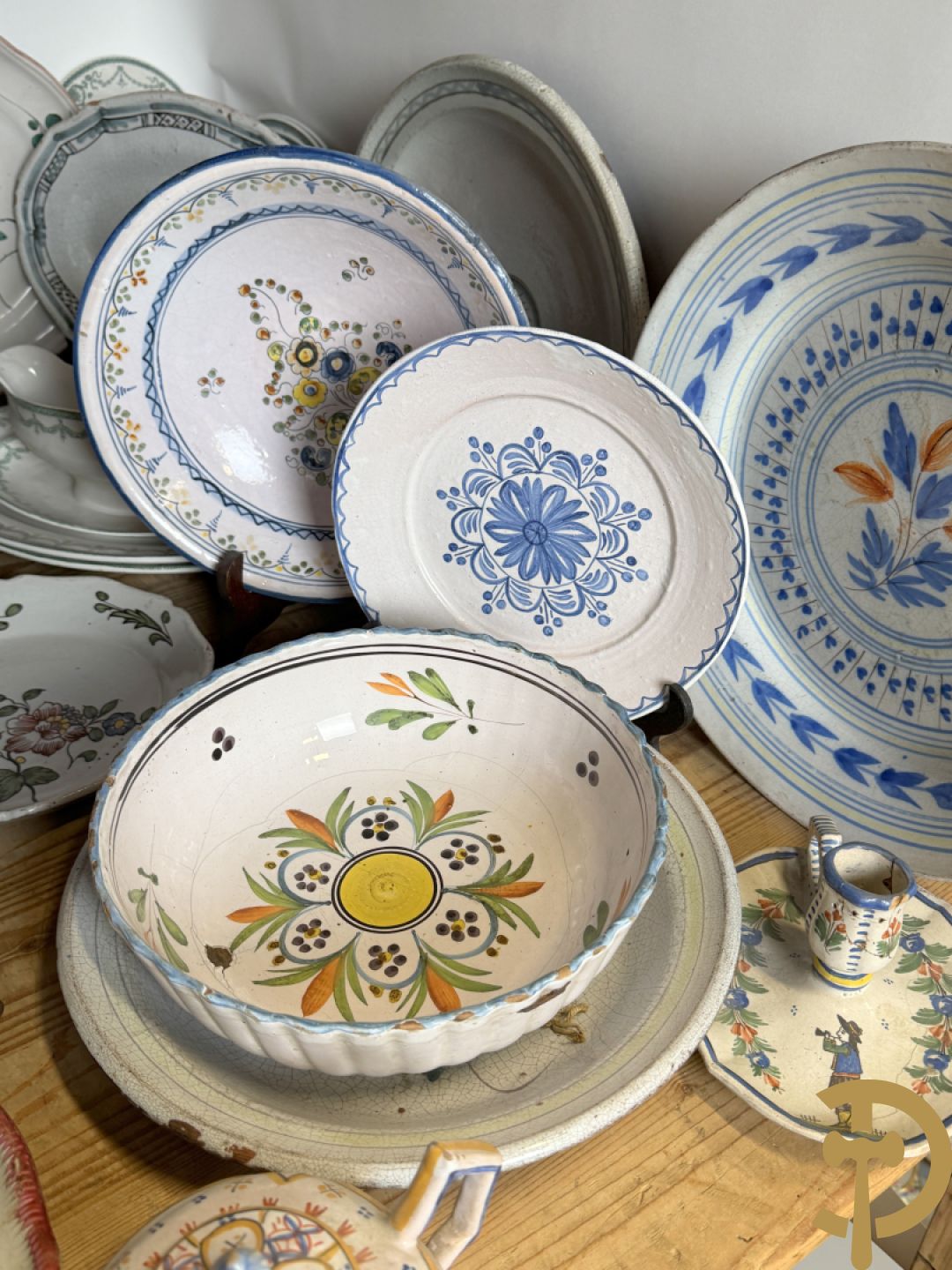 Franse meerkleurige keramieken borden met bloemendecor w.o. Strassbourg + delen van faience servies Grand Boucquet Boch