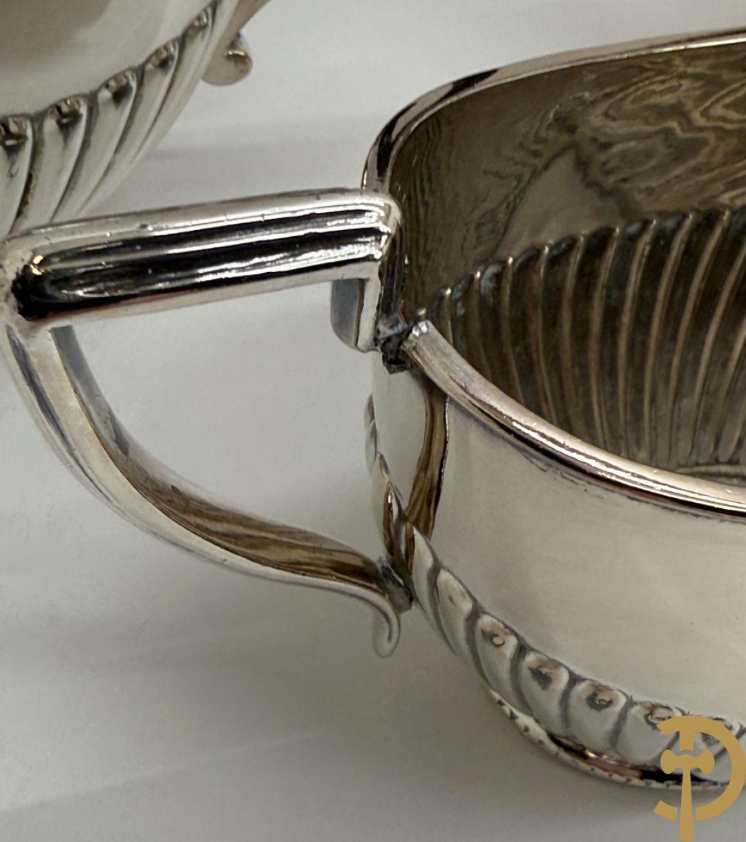 Engels verzilverd koffie- en theeset + verzilverde koekjesschaal + 2 verzilverde coupes + 2 verzilverde kandelaars + verzilverd kannetje