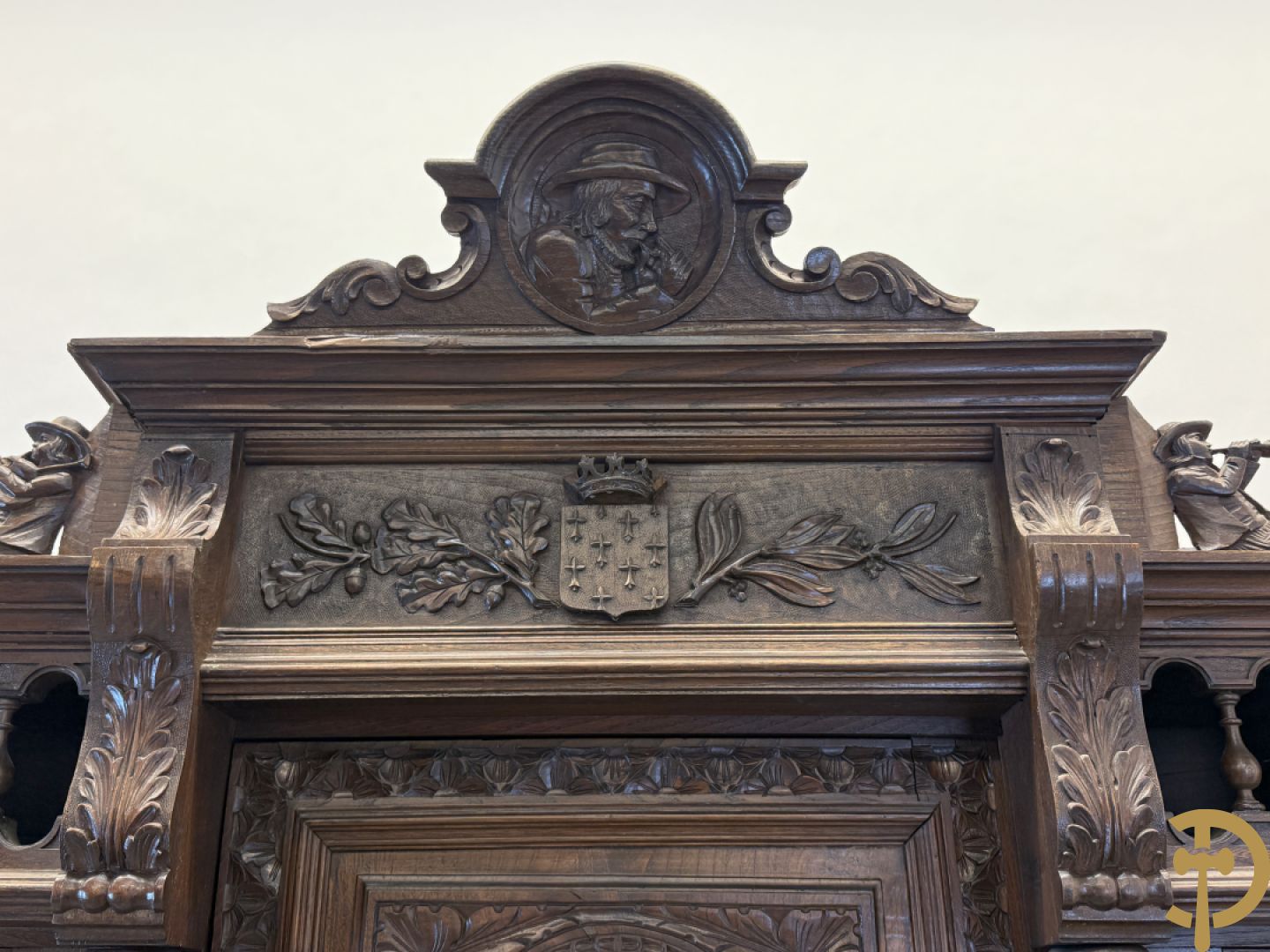 Massief eiken Bretoense eetkamer bestaande uit buffet met 3 deuren boven, 2 deuren onder, lades midden en gesculpteerde geanimeerde scènes + desserte + uittrekbare tafel + 6 stoelen + extra allonge