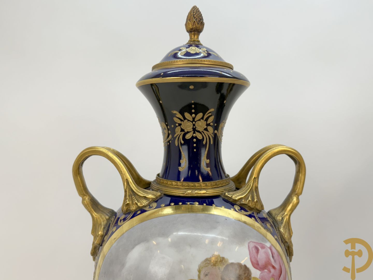 Paar Sèvres stijl vazen met bronzen oren en éénzijdig decor van cupido