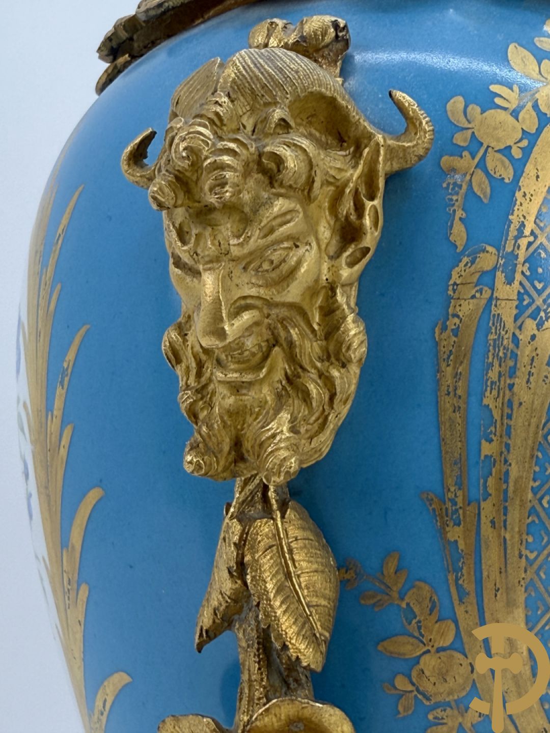 Driedelige bronzen Franse garnituur bezet met cupido