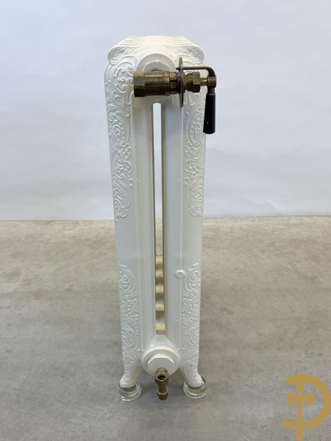 Gietijzeren Art Nouveau stijl radiator met 6 elementen op glazen pootjes - met bijhorende accessoires