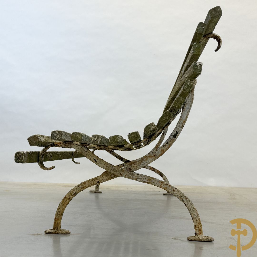 Tuinbank met houten latjes op ijzeren chassis