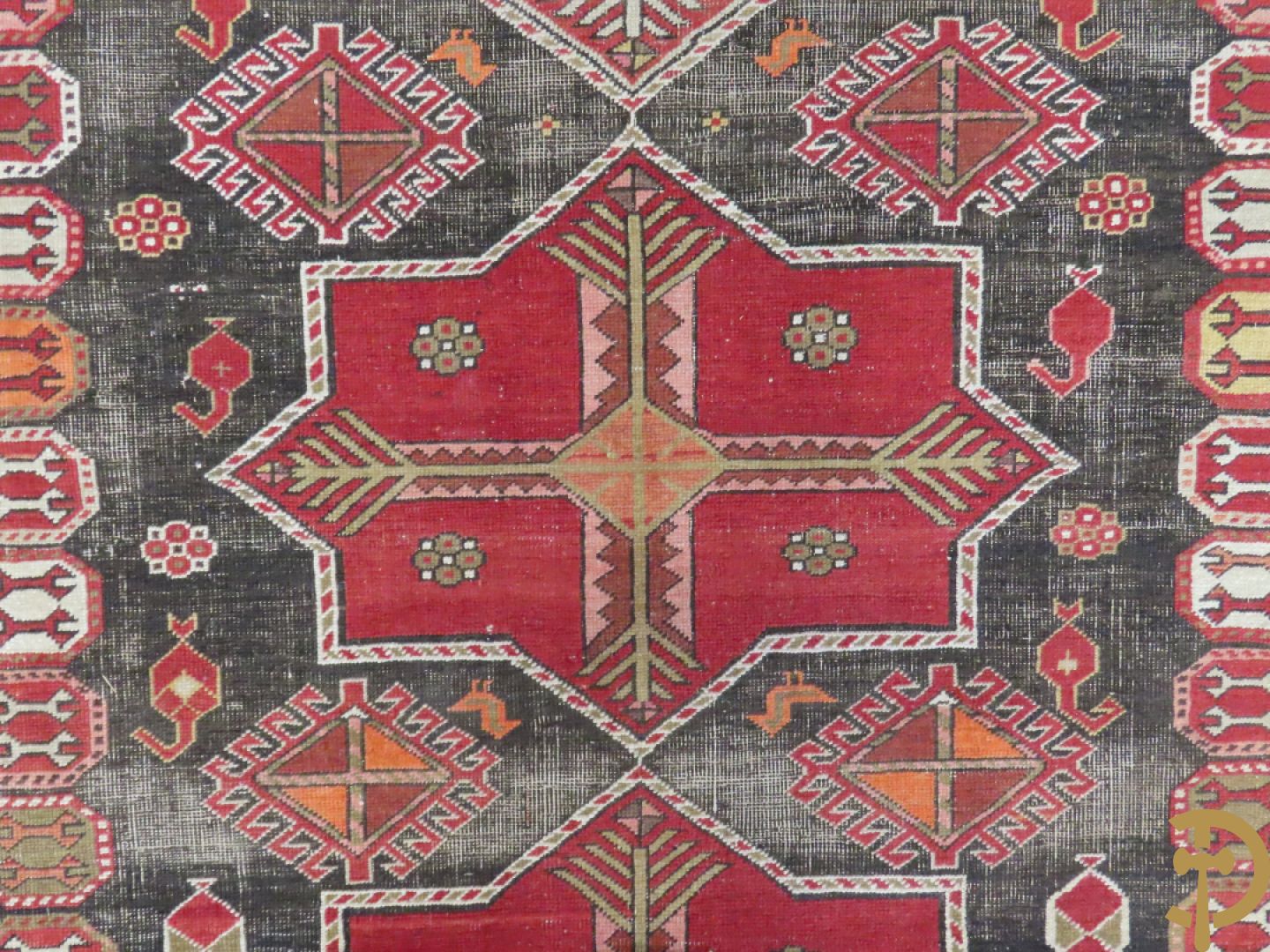 Antiek oosters handgeknoopt Kaukasus tapijt met geometrische patronen