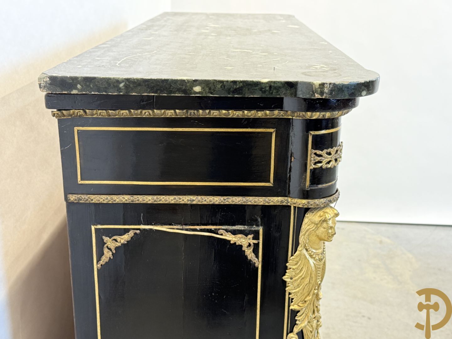 Napoleon III tweedeursdresse bezet met bronzen ornamenten van dameshoofden - paar ovale medaillons in de deuren, alles bezet met Boulle techniek - bovenaan met marmeren blad