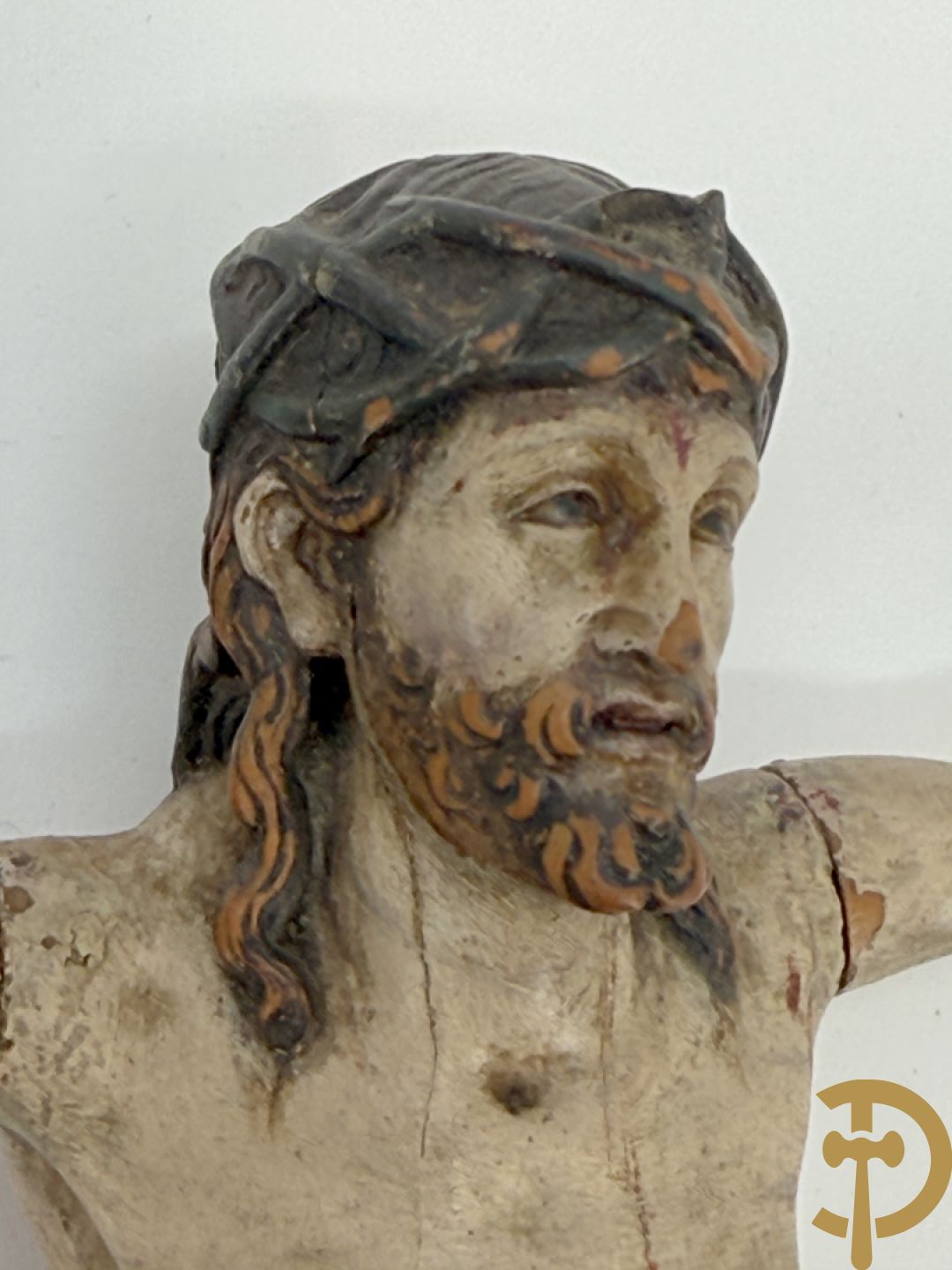 Twee houtgesculpteerde en gepolychromeerde corpussen, 18e