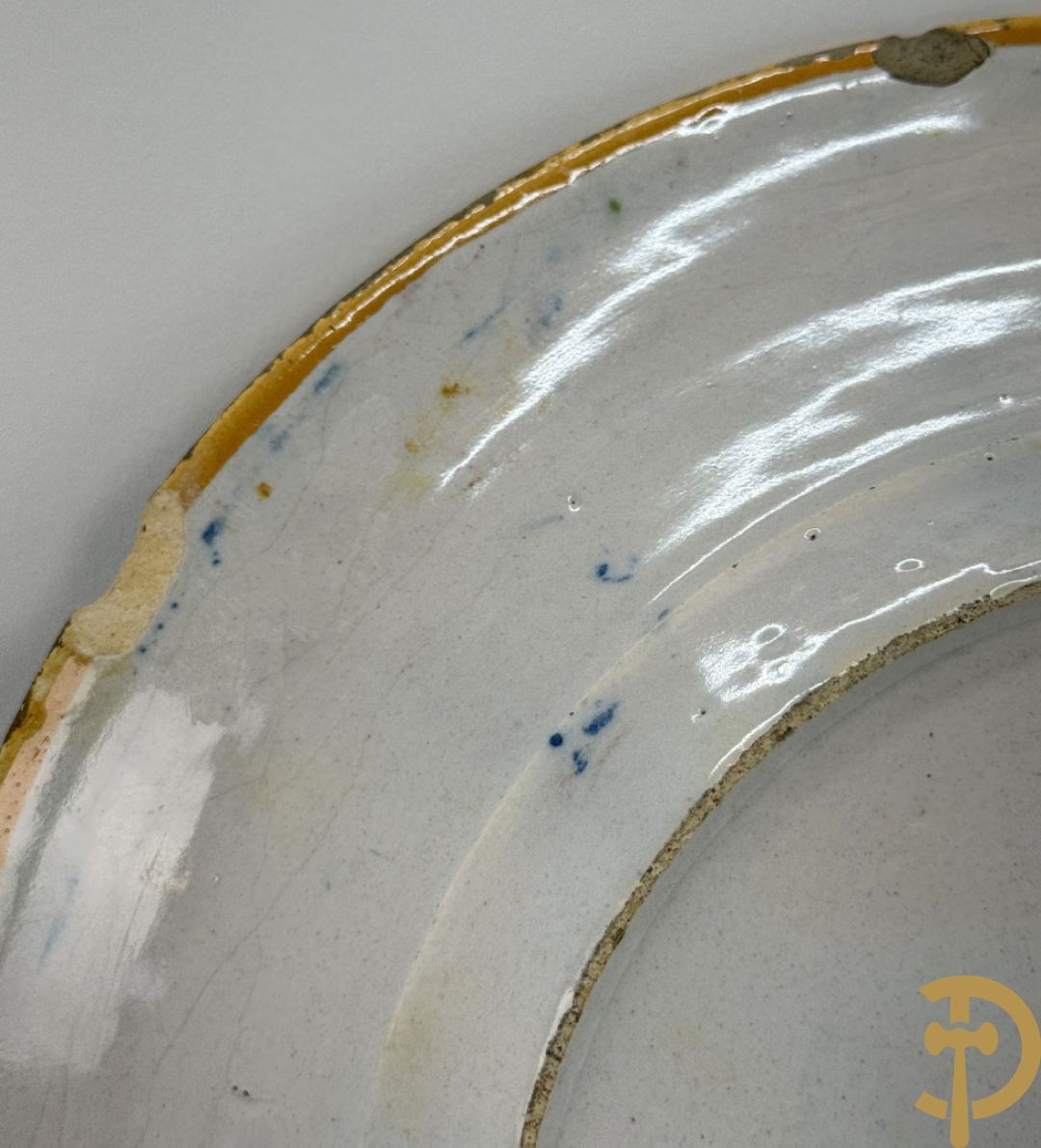 Paar Delftse meerkleurige pauwenstaartbordjes, achteraan gemerkt