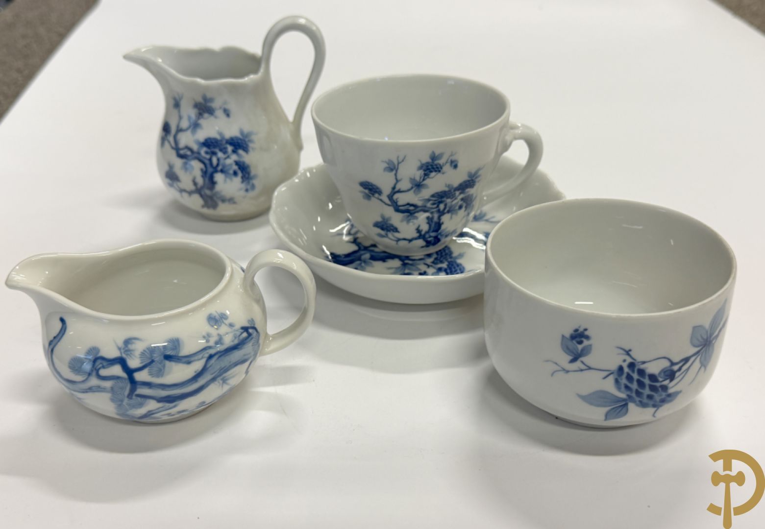 Porseleinen eet- en koffieservies, Winterling Kirchenlamitz Bavaria, met kobaltblauw decor + Porseleinen eet- en koffieservies met blauw bomendecor, Bavaria