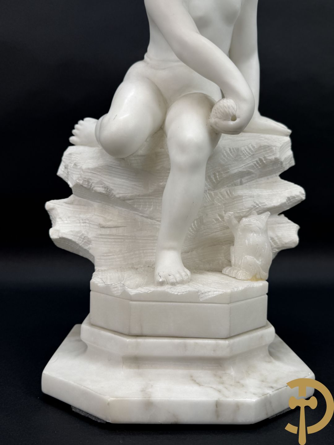 Albast beeld met meisje met poes en lamp