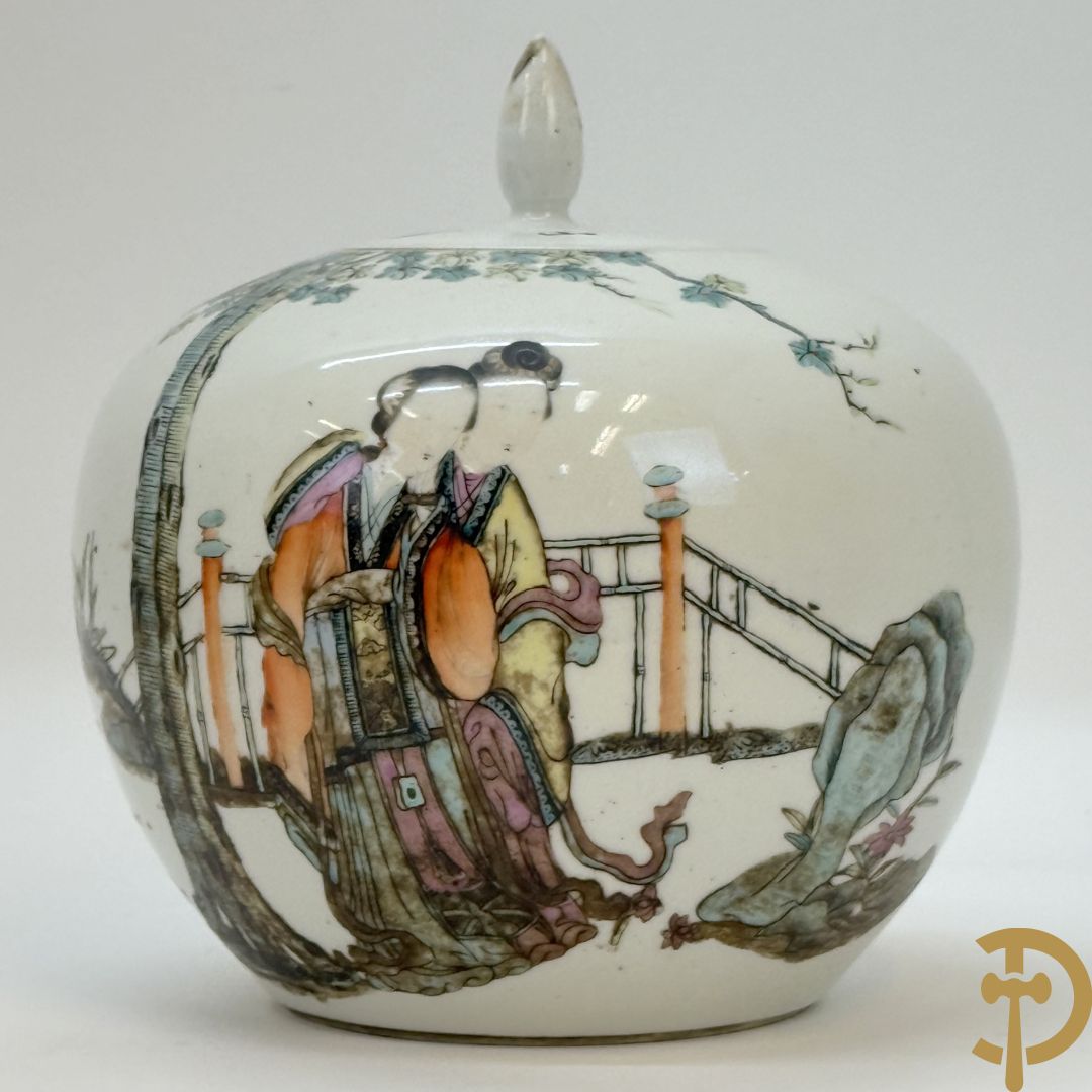 Chinese porseleinen vaas met decor van fo honden + Dekselpotiche in Chinees porselein met geanimeerd decor van dames in landschap