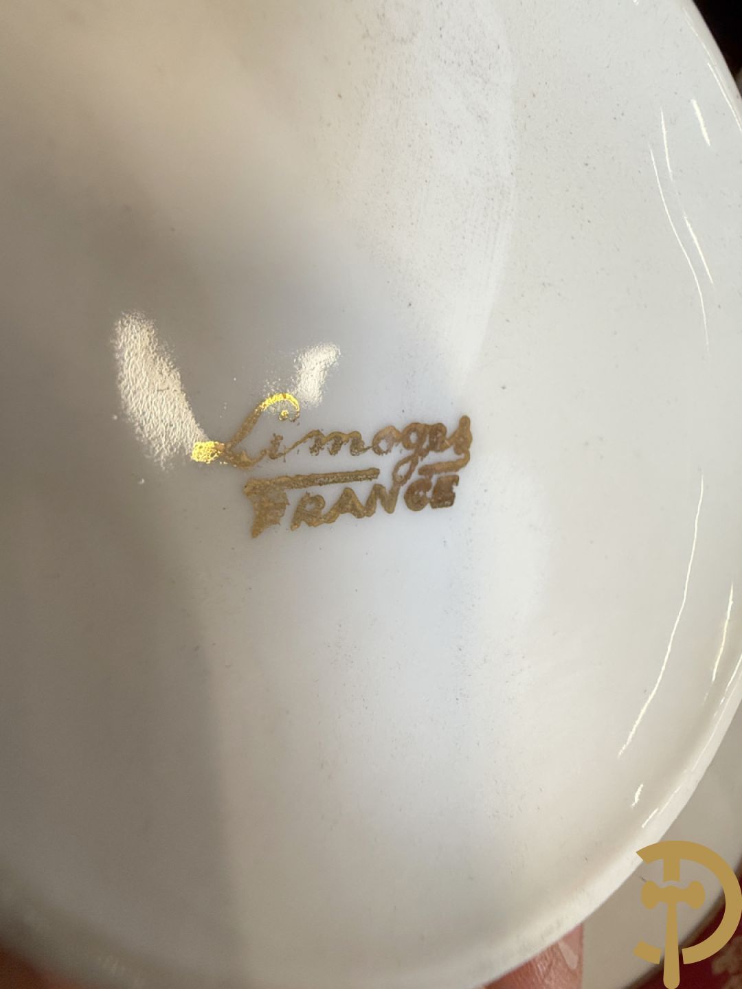 Porseleinen Limoges koffiekopjes en schoteltjes met vergulde accanthusranken + porseleinen Limoges borden met romantische geanimeerde taferelen + roze en blauwe Limoges vazen met romantische taferelen