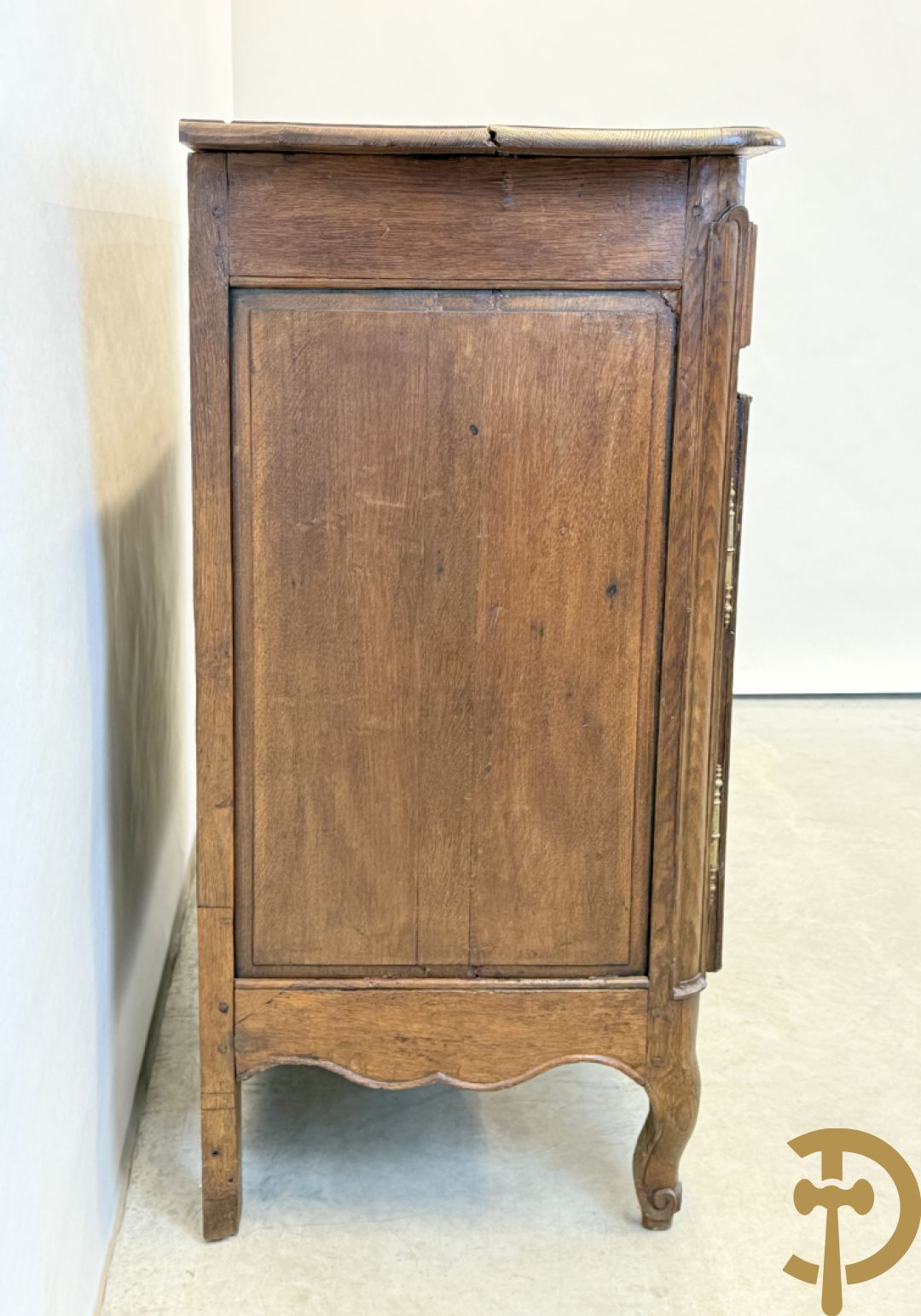 Massief eiken Vlaamse tweedeursdresse met 2 lades, afgestoken panelen en voluutvormige poten, 18e