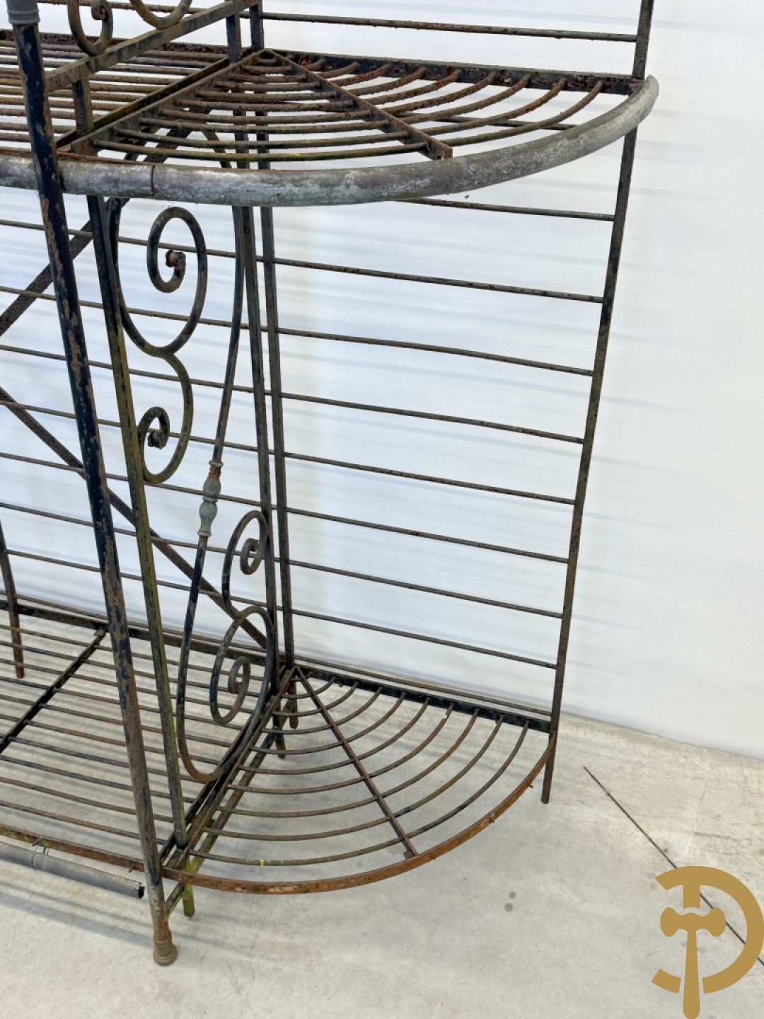 Ijzeren verweerd bakkersrek met afgeronde zijkanten