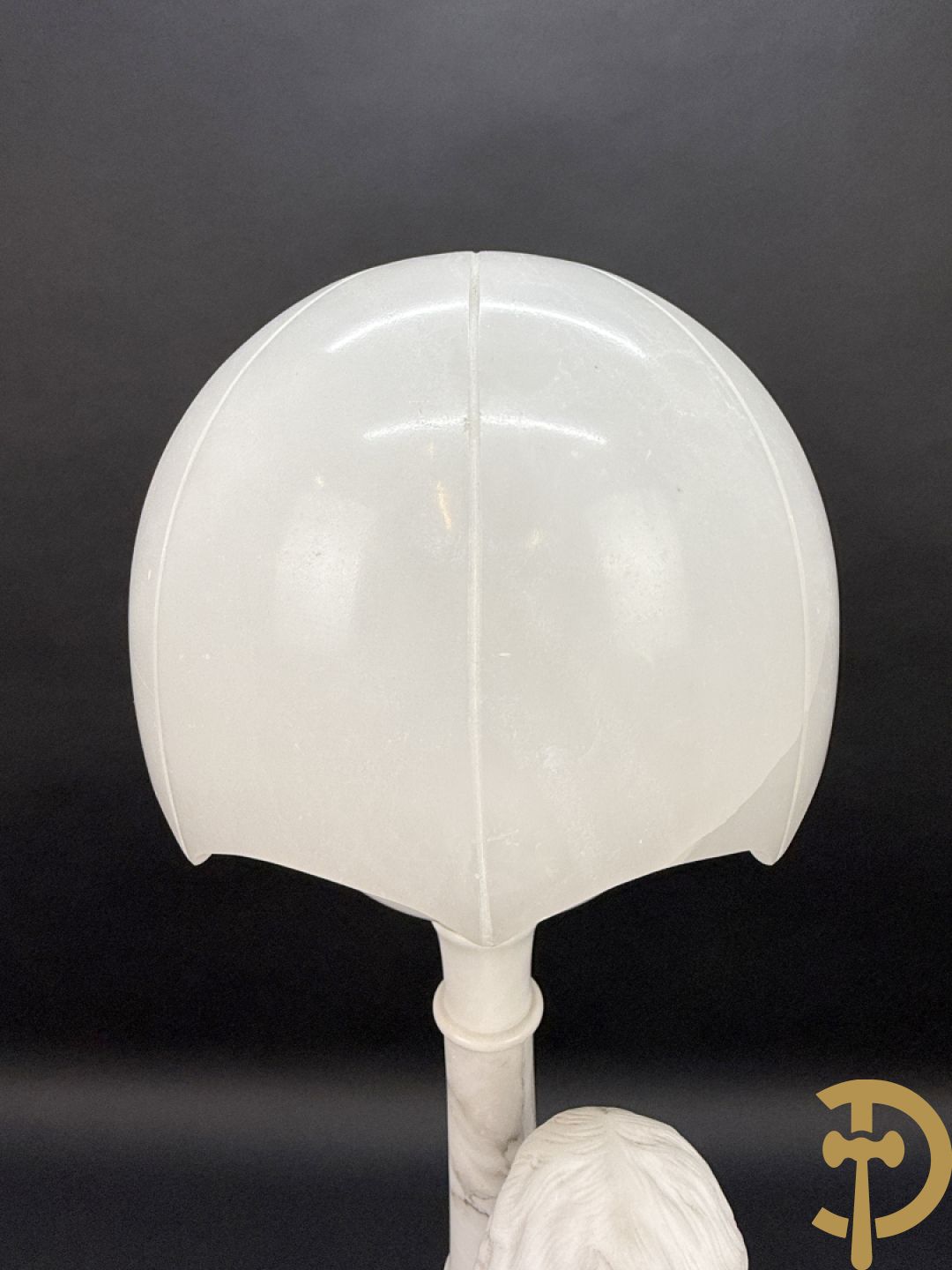 Albast beeld van jongen met boek en lamp