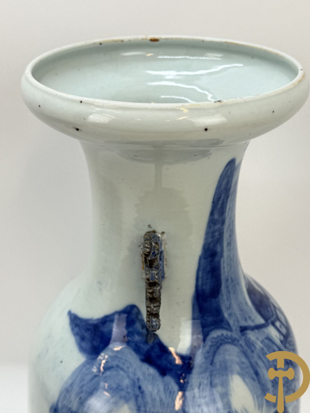 Paar Chinese blauw/wit vazen met geanimeerd huizendecor