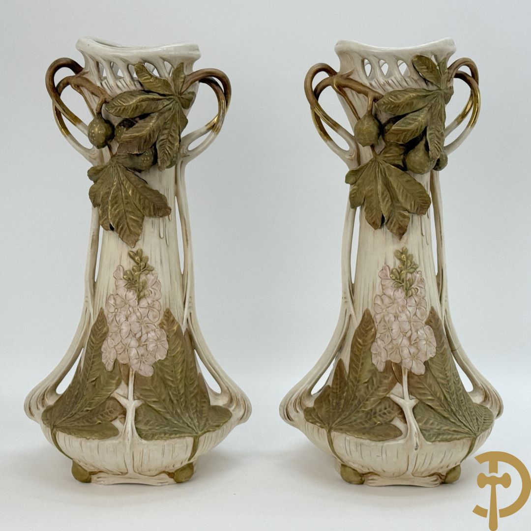 Paar Royal Dux vazen met bloemen bezet