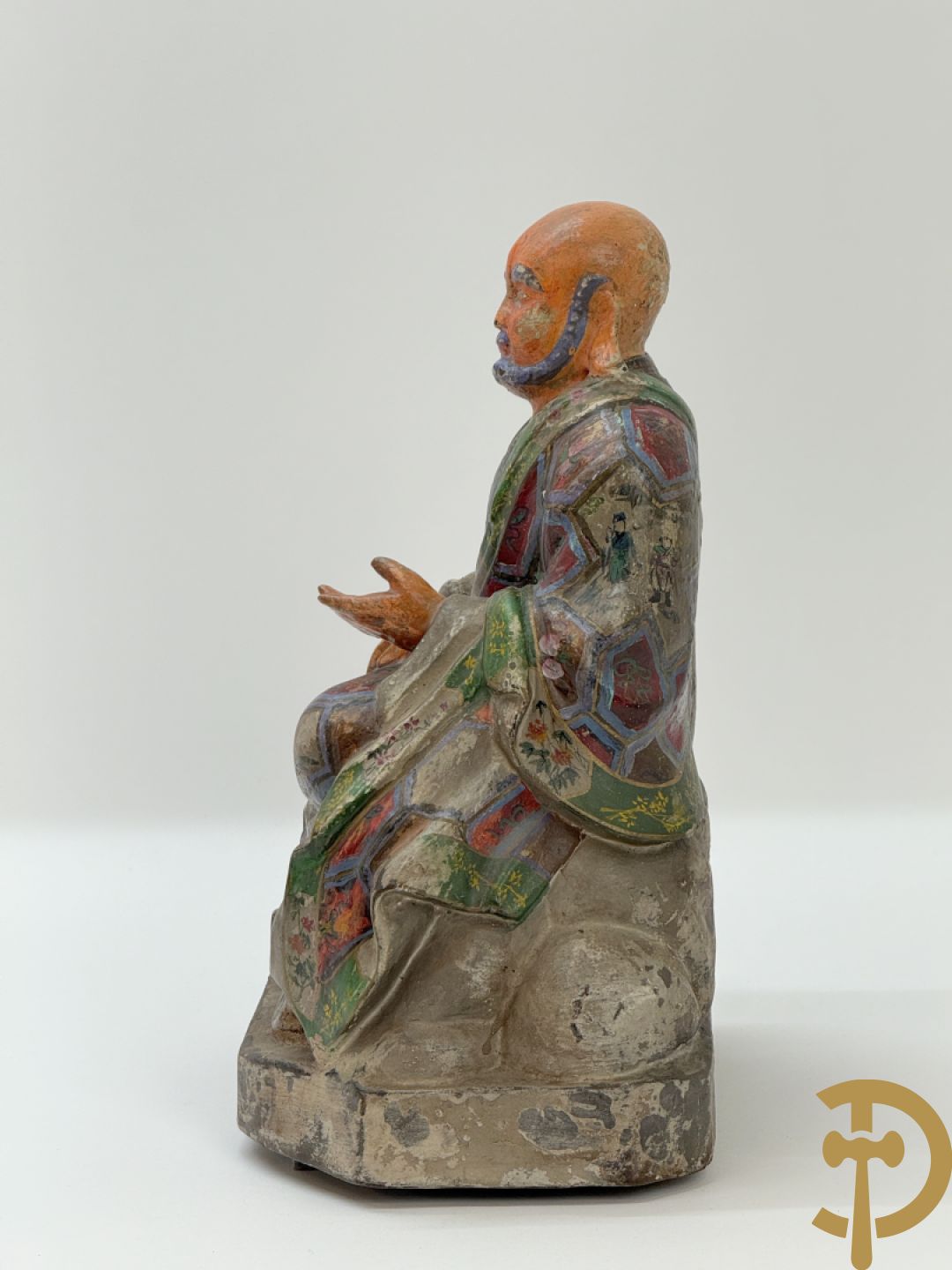 Houtgesculpteerde en gepolychromeerde zittende Aziatische wijsgeer