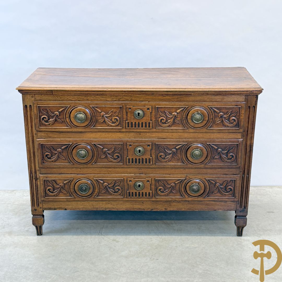 Massief eiken Louis XVI drieladencommode met gepanneleerde zijkanten en accanthusranken in de lades