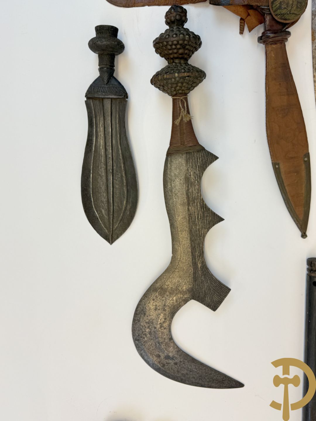 Zes Afrikaanse machetes, 4 speren, bronzen ruilmiddel en 2 bronzen armbanden