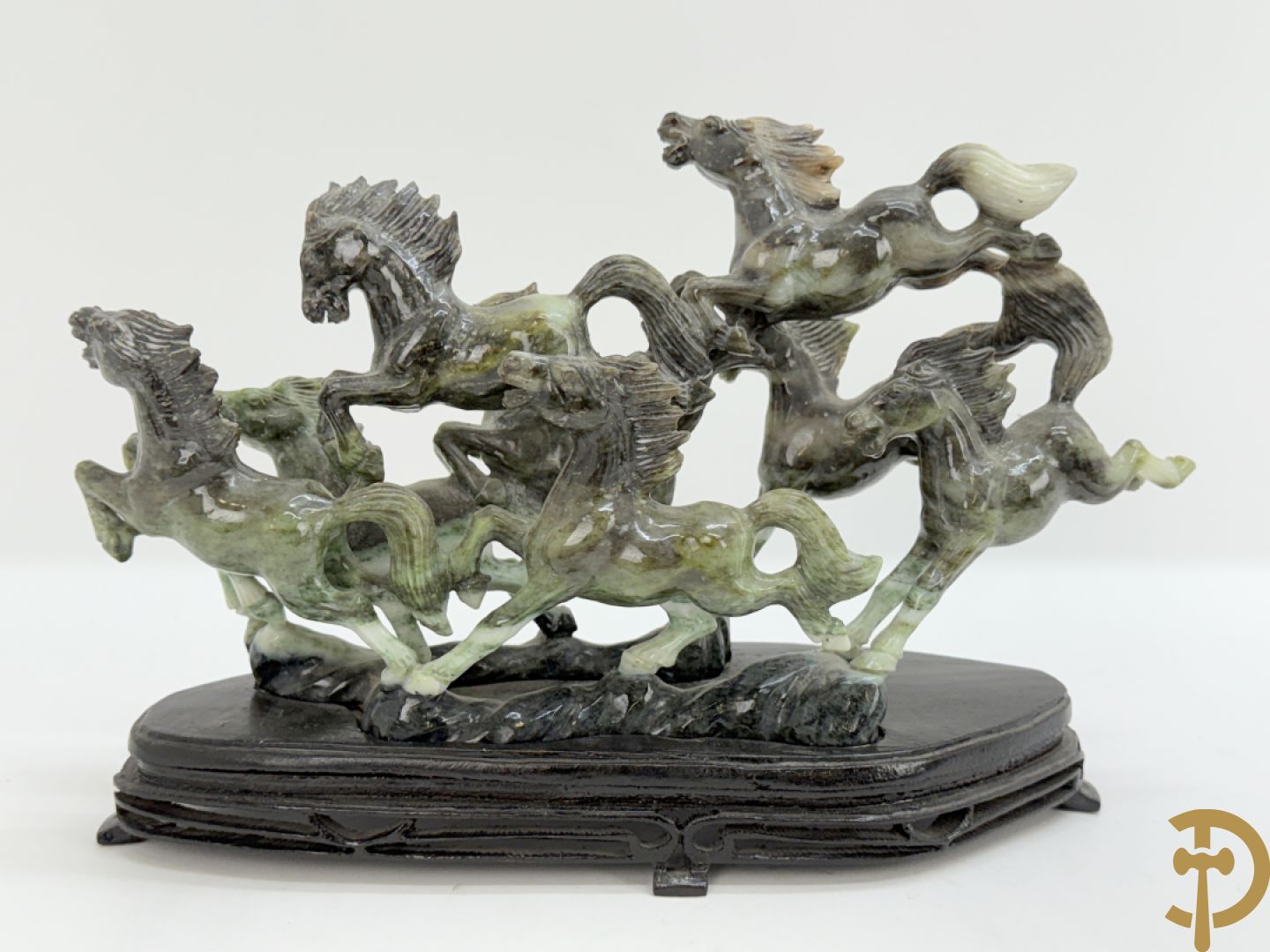 Gesculpteerd beeld met 8 galopperende paarden in jadeiet op houten sokkel