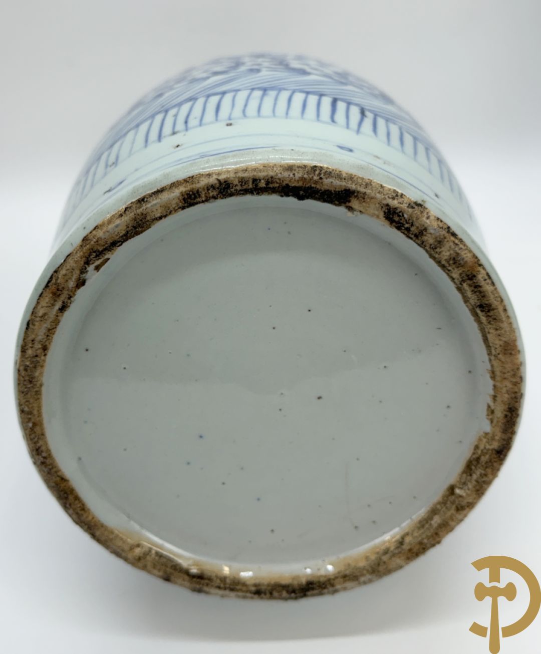 Paar blauw/witte Chinese porseleinen vazen met tekens en accanthusranken, 19e