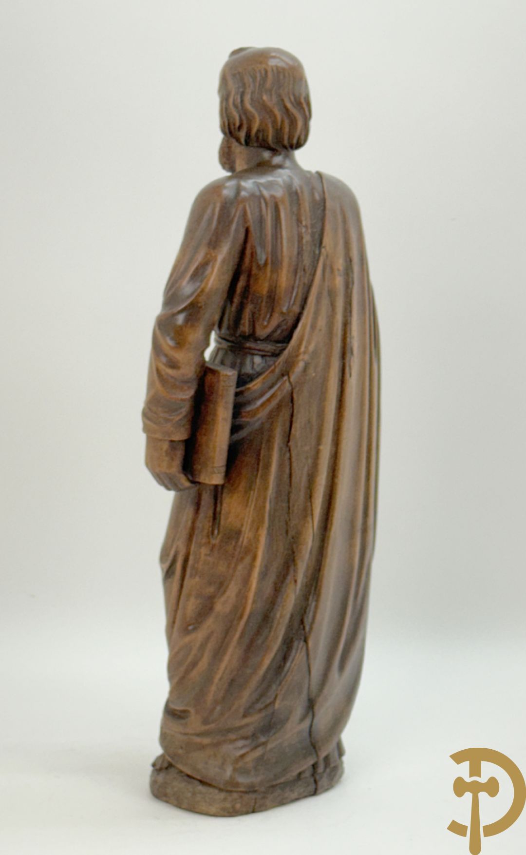 Houtsculptuur van evangelist met boek in de hand