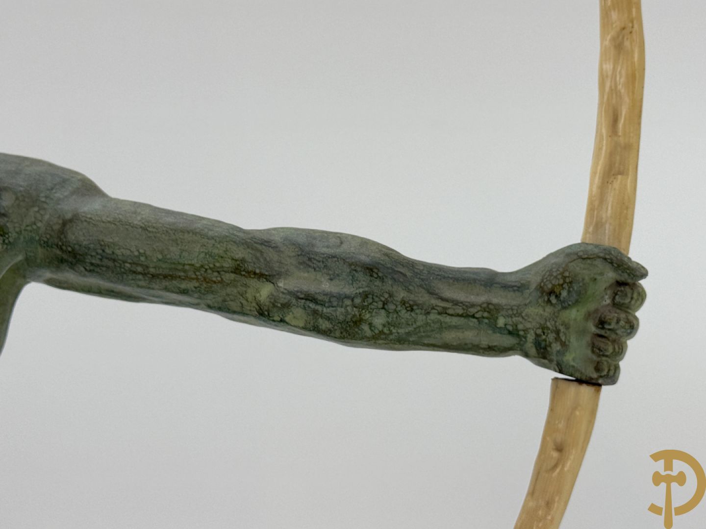 Kunstbronzen Art Deco beeld van boogschutter op onix marmeren basis