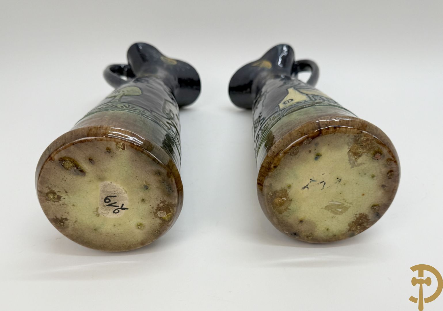 Paar Vlaamse aardewerken vazen met zeilboten 